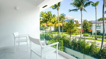 Deluxe One Bedroom King | Terrace/patio