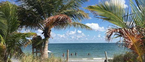 Privéstrand vlakbij, wit zand, ligstoelen