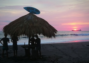 Na praia, prática de ioga na praia, Prática de surfe/bodyboard 