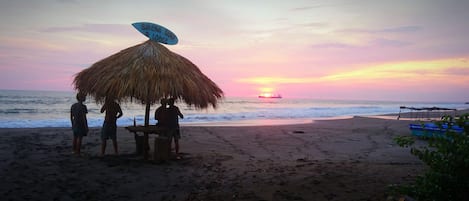 Aan het strand, yoga op het strand, surfen, roeien