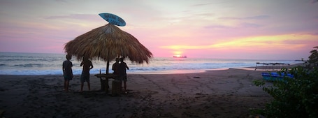En la playa, yoga en la playa, surf y bote de remos o canoa