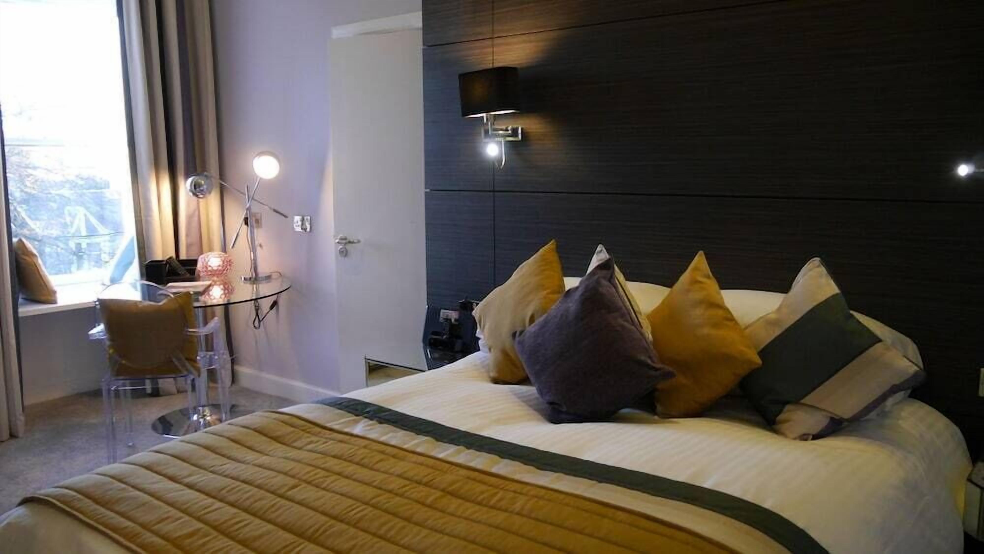 Escritorio, tabla de planchar con plancha, wifi gratis y ropa de cama 