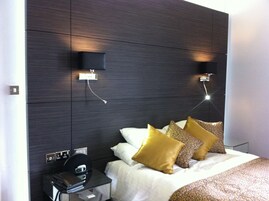 经典双人房, 1 张大床, 无烟房 | 办公桌、熨斗/熨衣板、免费 WiFi、床单