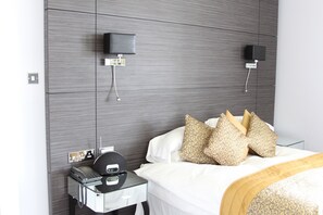 Escritorio, tabla de planchar con plancha, wifi gratis y ropa de cama 