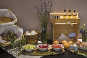 Frokostbuffé hver dag (EUR 15 per person)