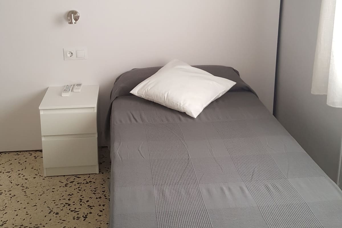 Habitación individual | Cortinas blackout, camas extra, wifi gratis y ropa de cama