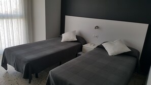Habitación doble | Cortinas opacas, camas supletorias, wifi gratis y ropa de cama