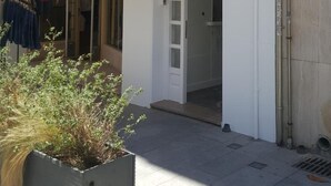 Un edificio con un letrero que dice "HOSTAL Can Joanet", indicando que es un albergue.