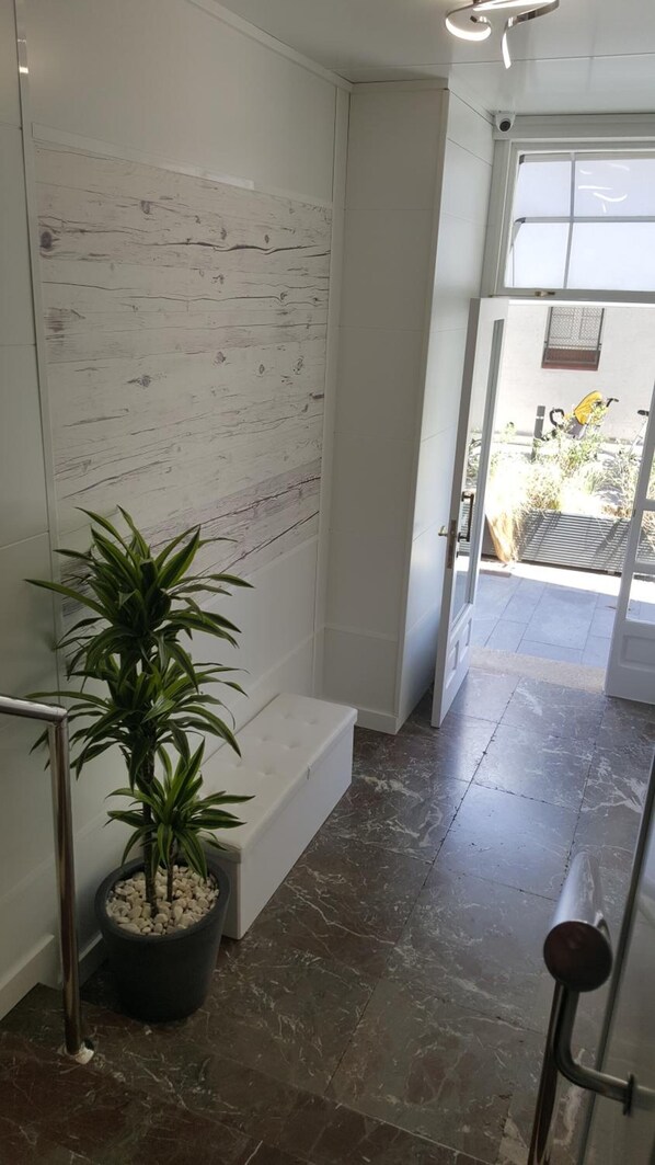 Shower, bidet, towels - Hostal Can Joanet (Cambrils)