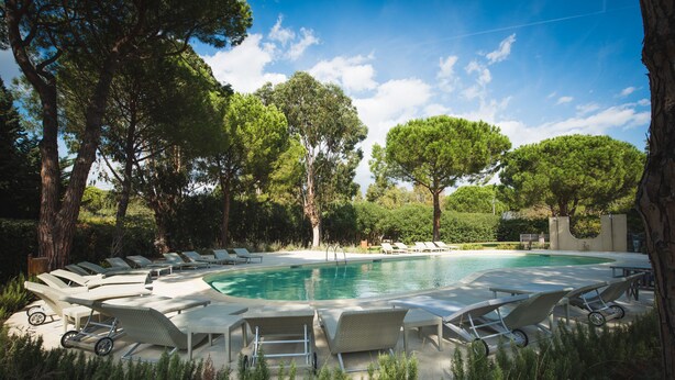A pool with lounge chairs and a clear sky. - Roccamare Resort - Hotel Casa di Levante (Castiglione della Pescaia)