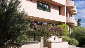 A modern building with balconies, large windows, and lush greenery. - Roccamare Resort - Hotel Casa di Levante (Castiglione della Pescaia)