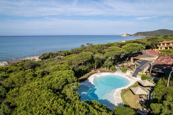 Piscine extérieure (ouverte en saison)