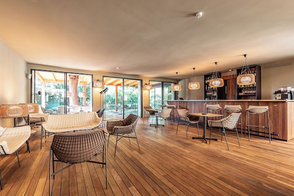 2 bars/lounges
