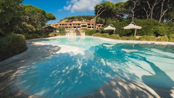 Piscina all'aperto, lettini