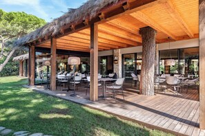 2 bars/lounges