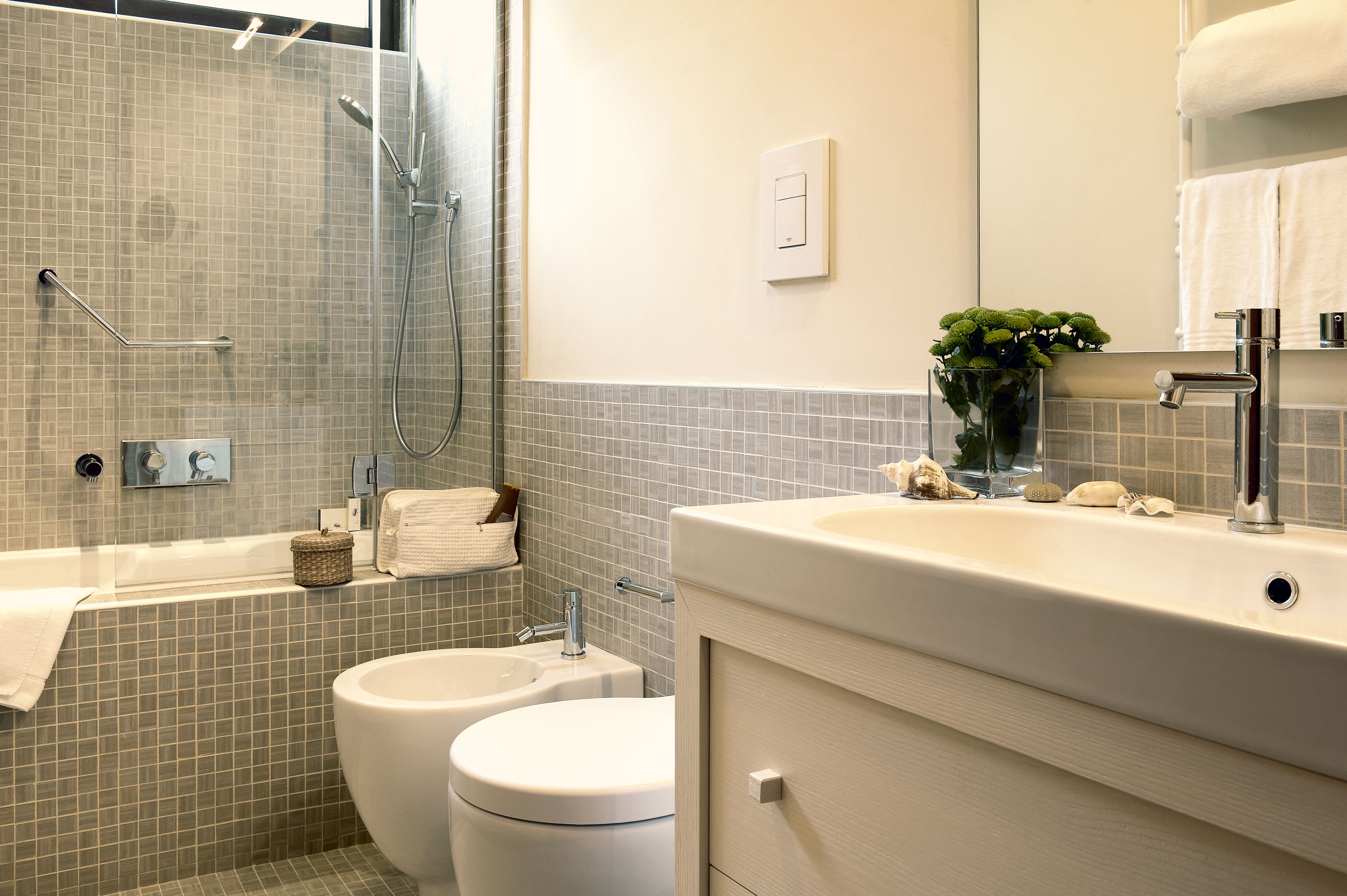 Une salle de bain moderne équipée d’une douche, de toilettes et d’un lavabo.