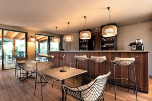 2 bars/lounges