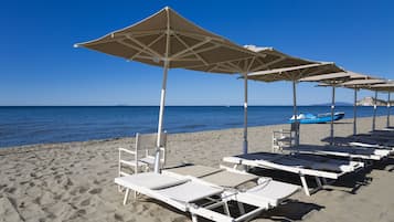 Privatstrand, Liegestühle, Sonnenschirme