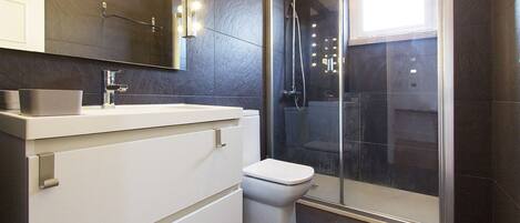 Kombinasi shower/bathtub dan handuk