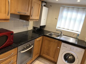 House | Private kitchen | Full-sized fridge, microwave, oven, stovetop - The Cottage - Sandridge (St Albans)