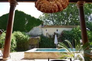 Una piscina al aire libre de temporada