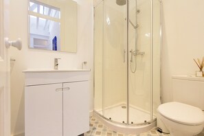 Douche, sèche-cheveux, serviettes fournies