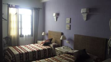 8 dormitorios, decoración individual, mobiliario individual y escritorio