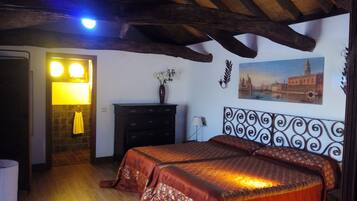 8 dormitorios, decoración individual, mobiliario individual y escritorio