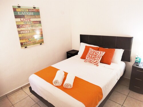 Hacienda Sofía - Cuarto Naranja by Andiani