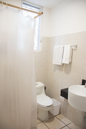 Studio | Bathroom | Shower, towels - Guayaba Apartment by Andiani (Cancun)