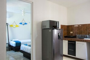 Refrigerador, microondas, cafetera/tetera