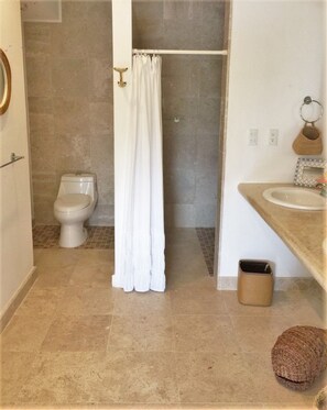 Ferienhaus | Badezimmer | Dusche, Handtücher