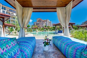 2 outdoor pools, pool umbrellas, sun loungers - Apartments in Complex Poseidon (Nessebar)