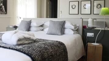 Suite, terras | Een kluis op de kamer, individueel gedecoreerd, individueel gemeubileerd