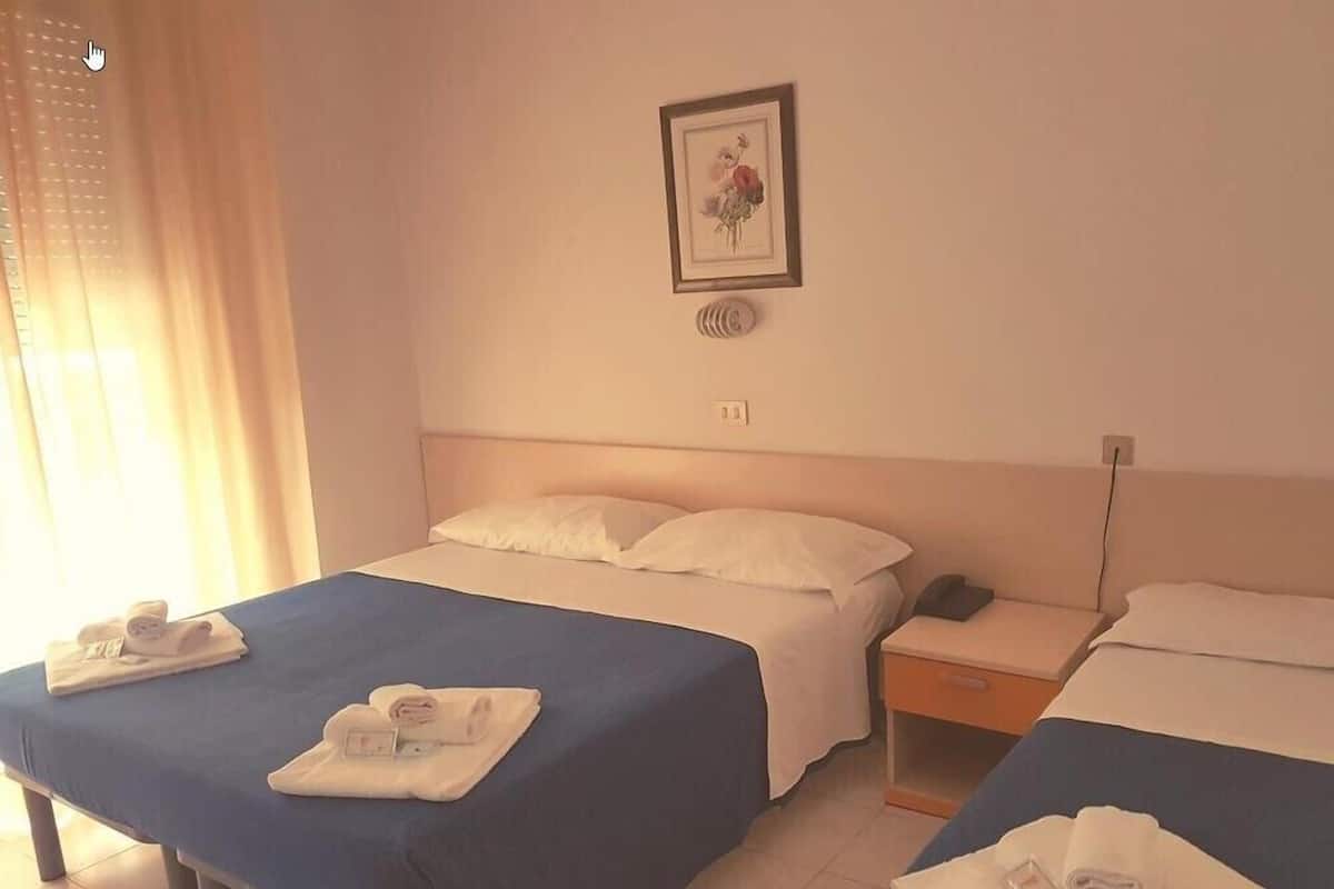 Triple Room | Free WiFi, bed sheets