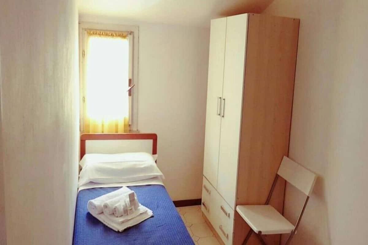 Single Room | Free WiFi, bed sheets