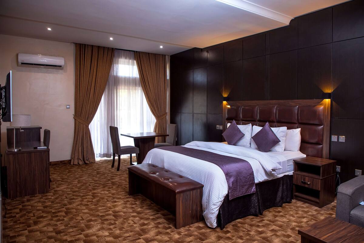 Phòng Suite, 1 giường cỡ king, không hút thuốc, ban công (Living Room) | Két bảo mật tại phòng, bàn, màn/rèm cản sáng 