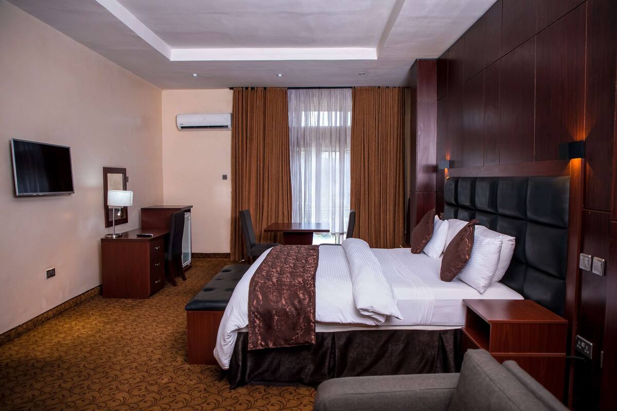 Phòng Deluxe, 1 giường cỡ king, không hút thuốc, ban công | Két bảo mật tại phòng, bàn, màn/rèm cản sáng 