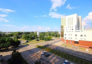 Lägenhet - 2 sovrum - kök - utsikt mot staden (on Lenina 35 A) | 1 sovrum, sängtillbehör av högsta kvalitet och skrivbord