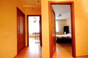 Lägenhet Comfort - kök (on Lenina 40) | 1 sovrum, sängtillbehör av högsta kvalitet och skrivbord