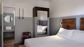 Deluxe Room | Minibar, desk, blackout drapes, soundproofing