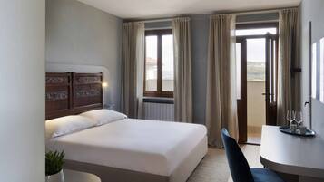 Deluxe-huone | Minibaari, työpöytä, pimennysverhot, äänieristys