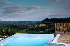 Seasonal outdoor pool, open 9:00 AM to 7:00 PM, pool umbrellas - Agriturismo Ca' del Re (Verduno)