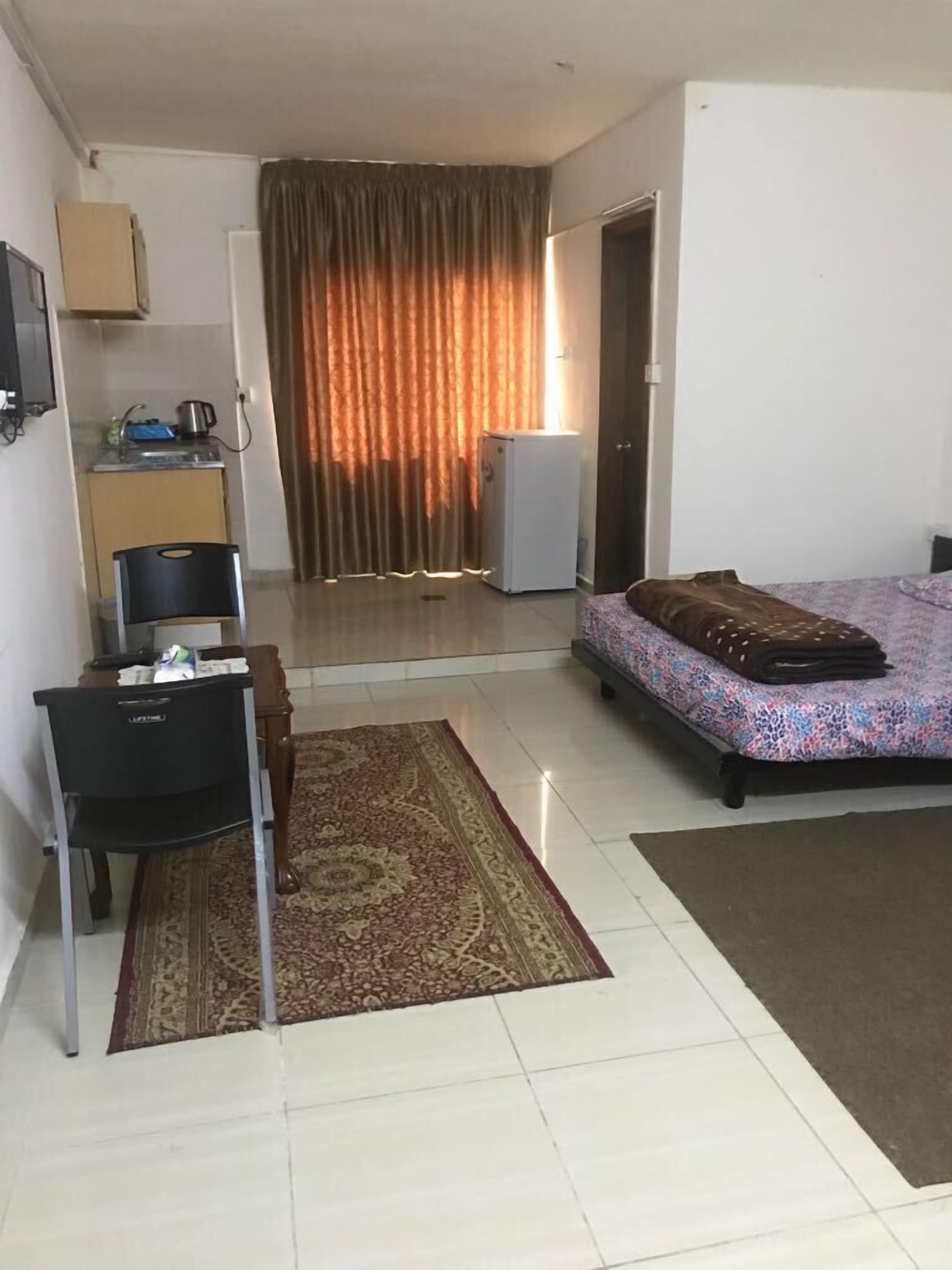 studio | desk, iron/ironing board, free wifi, bed sheets