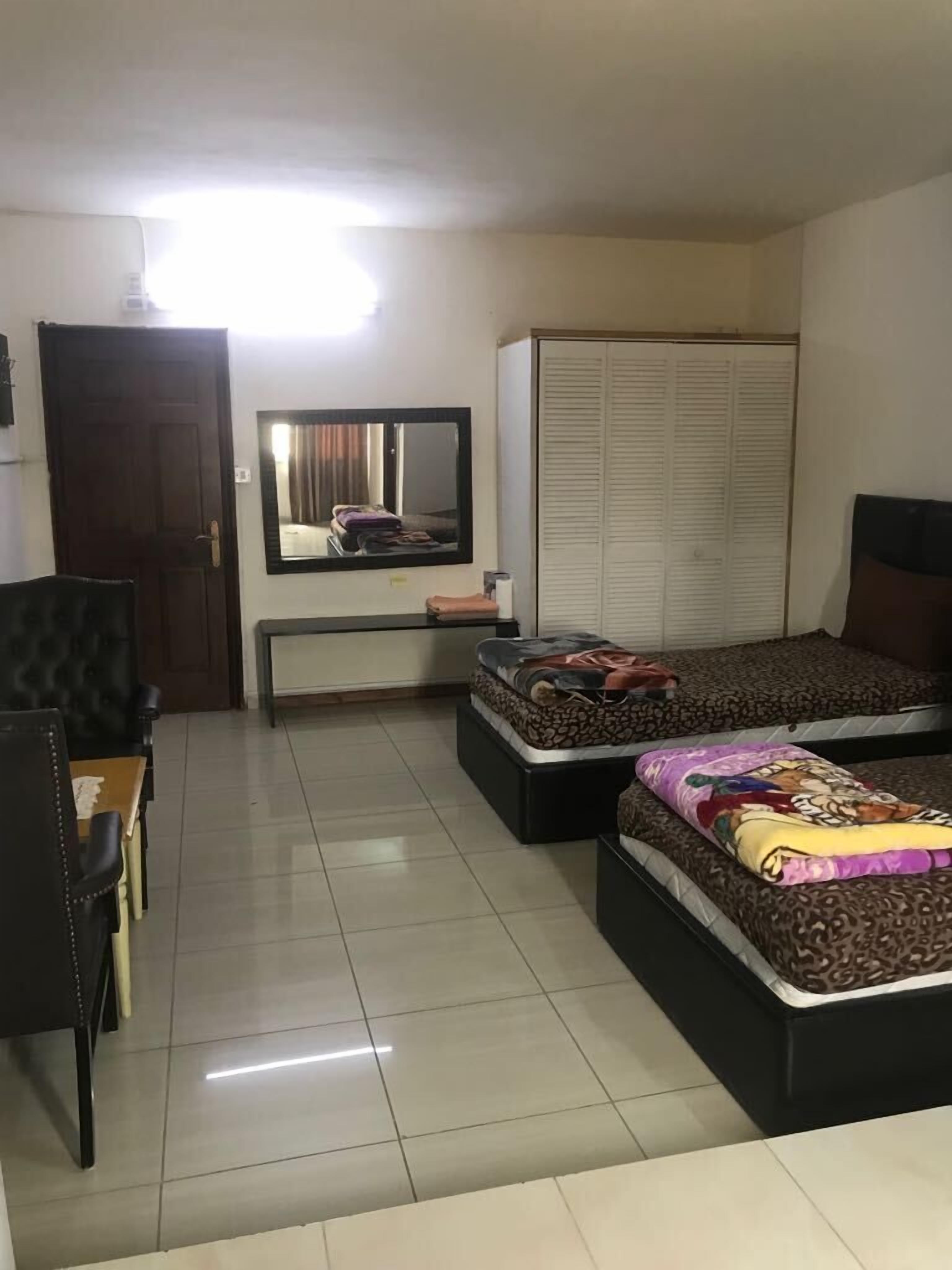 studio | desk, iron/ironing board, free wifi, bed sheets