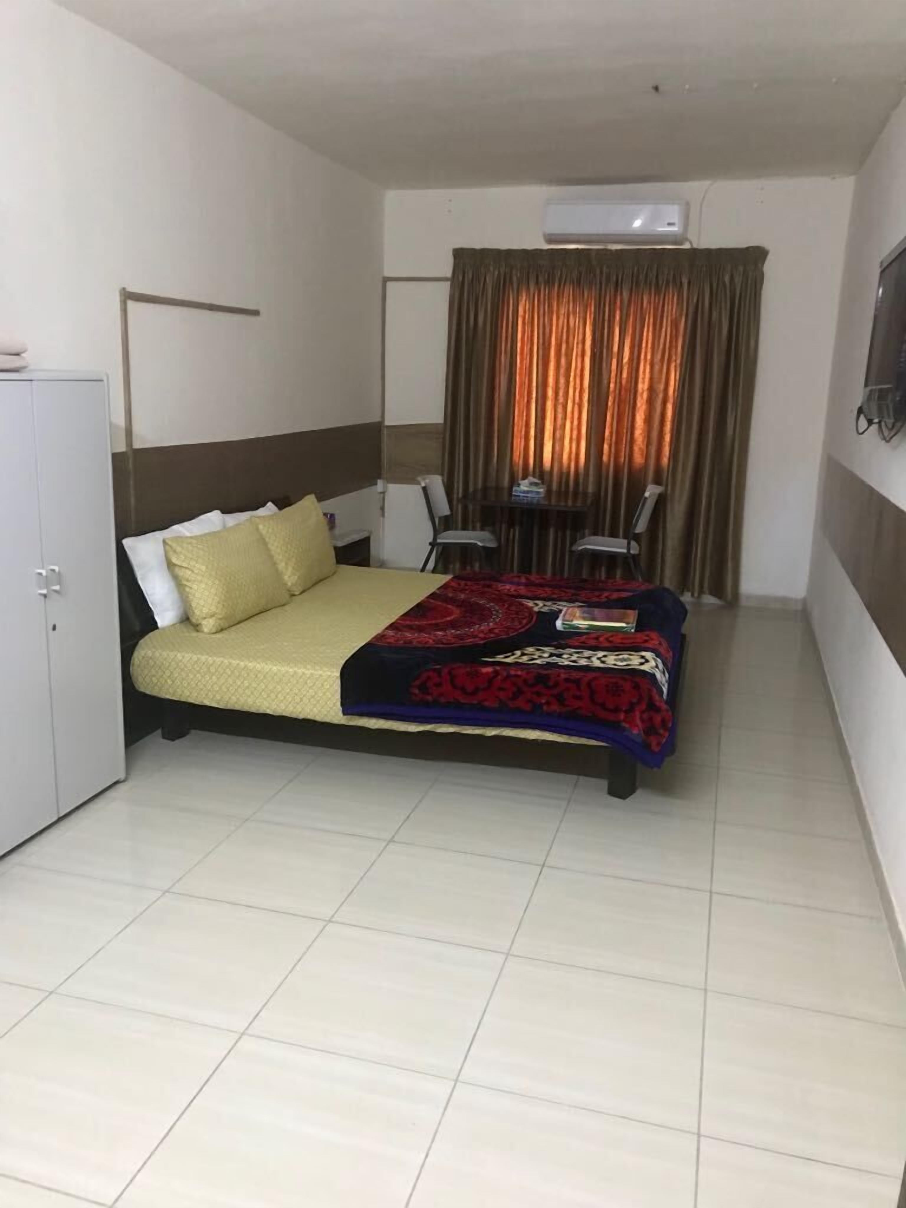 studio | desk, iron/ironing board, free wifi, bed sheets