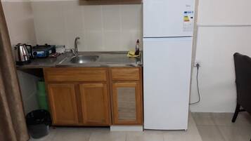 Fridge, stovetop, coffee/tea maker, electric kettle