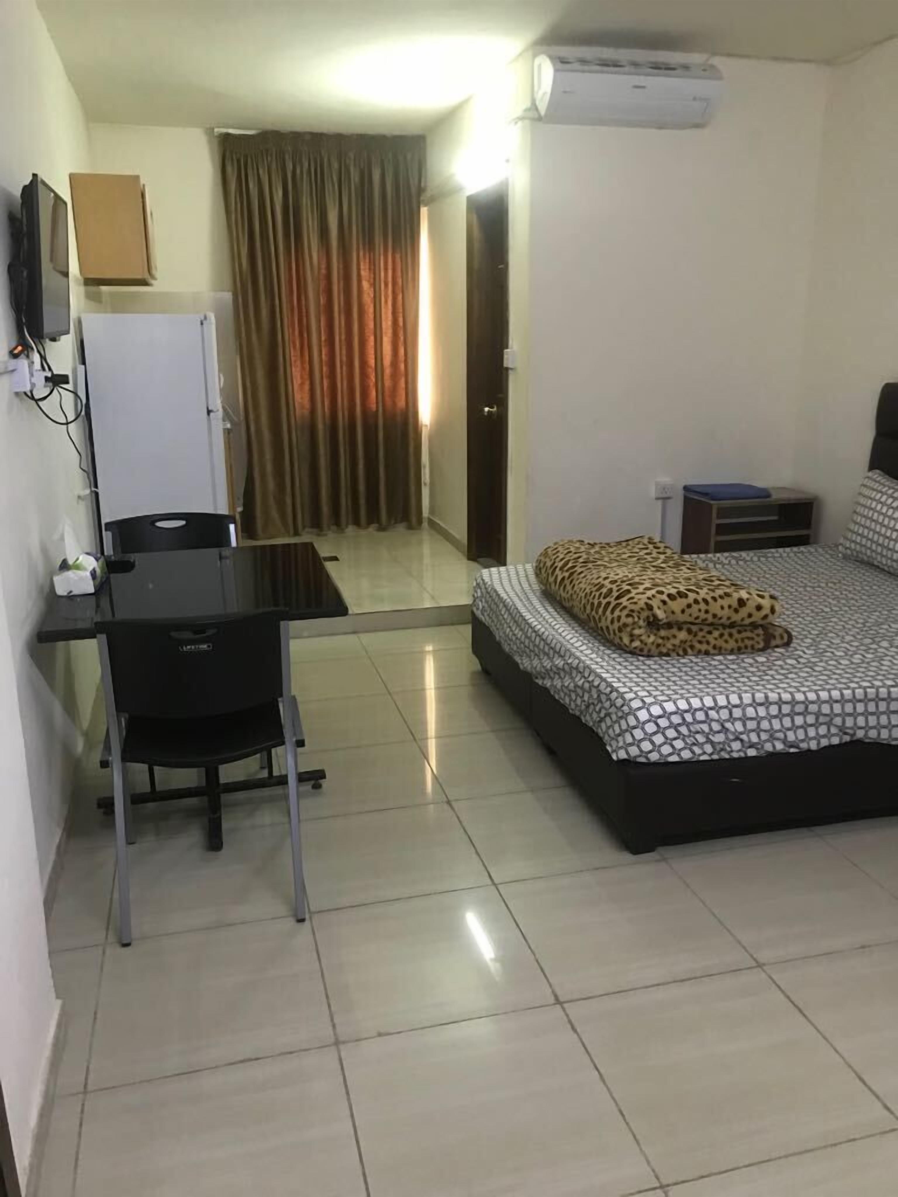 studio | desk, iron/ironing board, free wifi, bed sheets