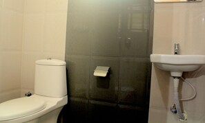 Shower, free toiletries, towels - Pine Tree Munnar (Devikolam)