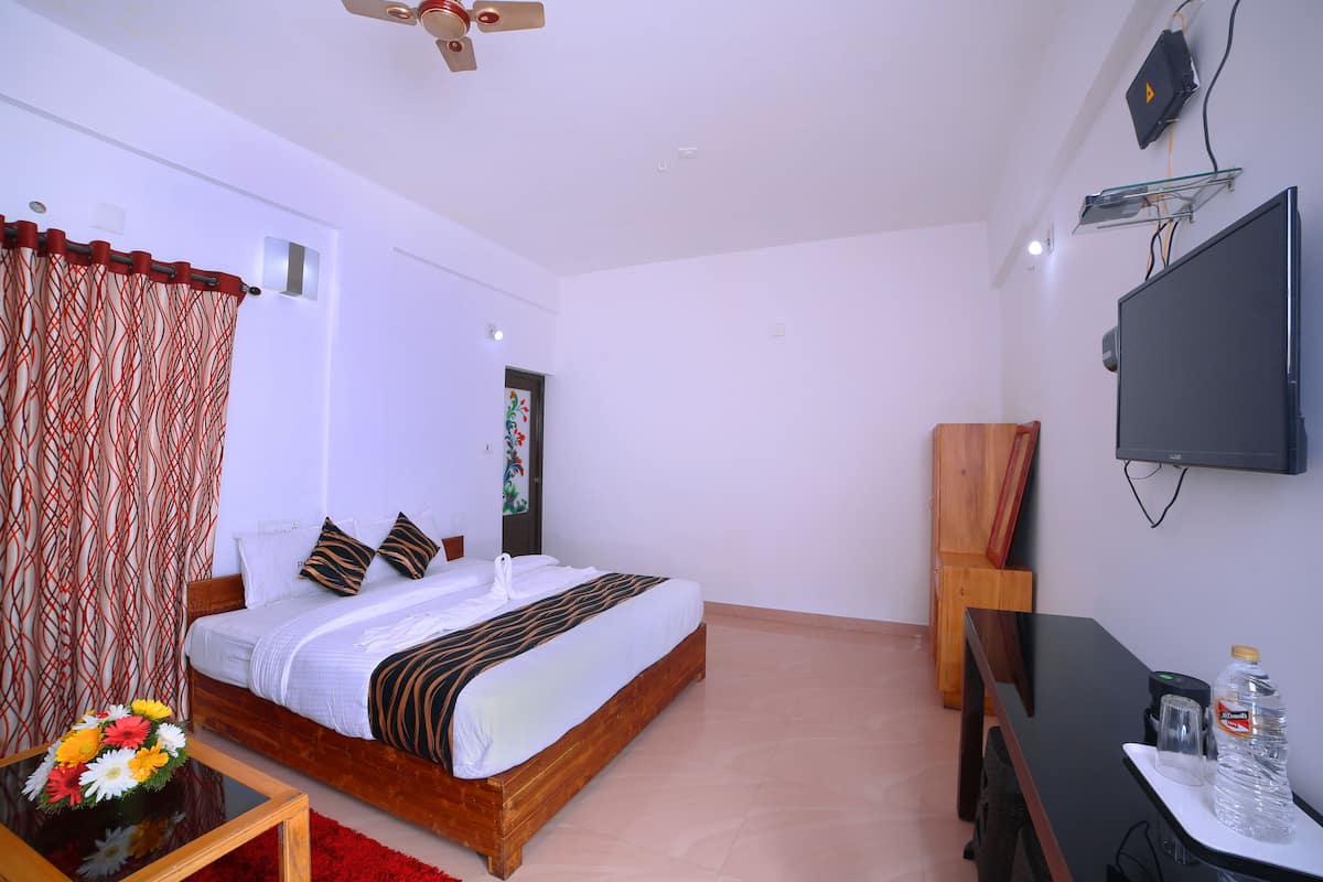 Deluxe Double Room, 1 King Bed, Mountain View | Desk, free WiFi